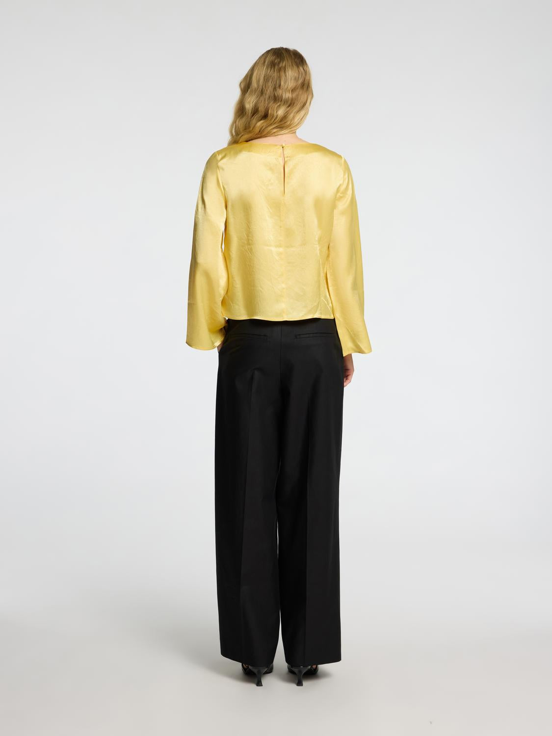 model_shot-back