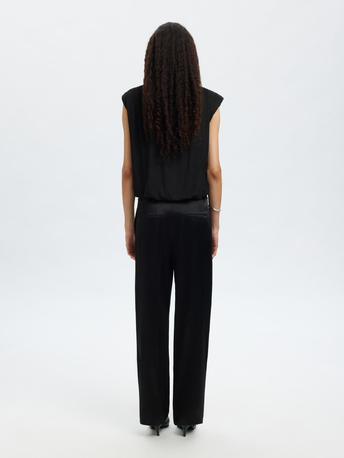 model_shot-back