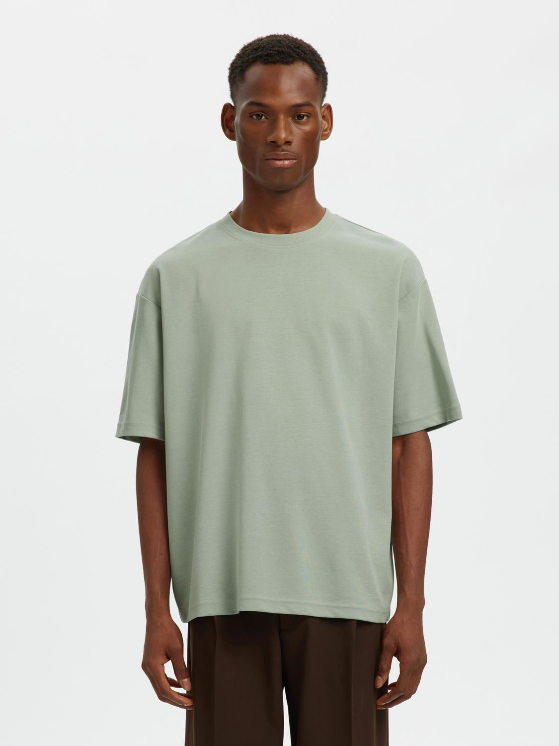 model_shot-front