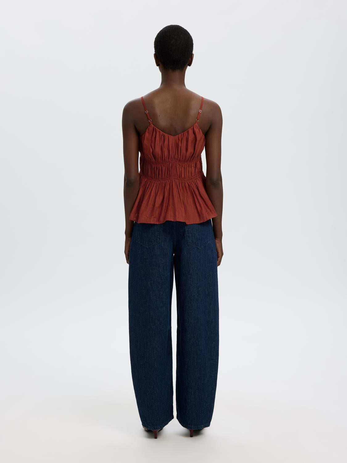 model_shot-back