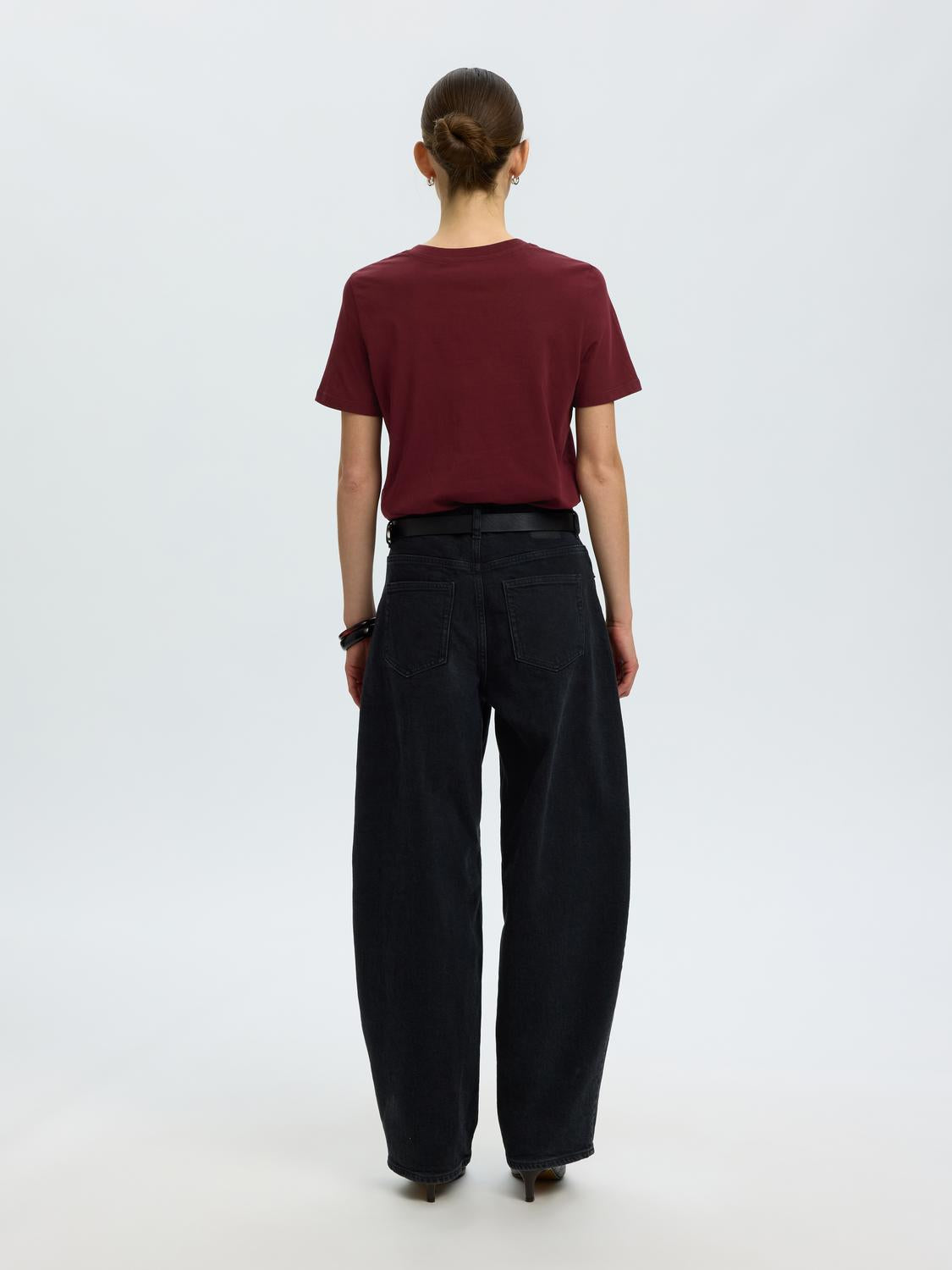 model_shot-back
