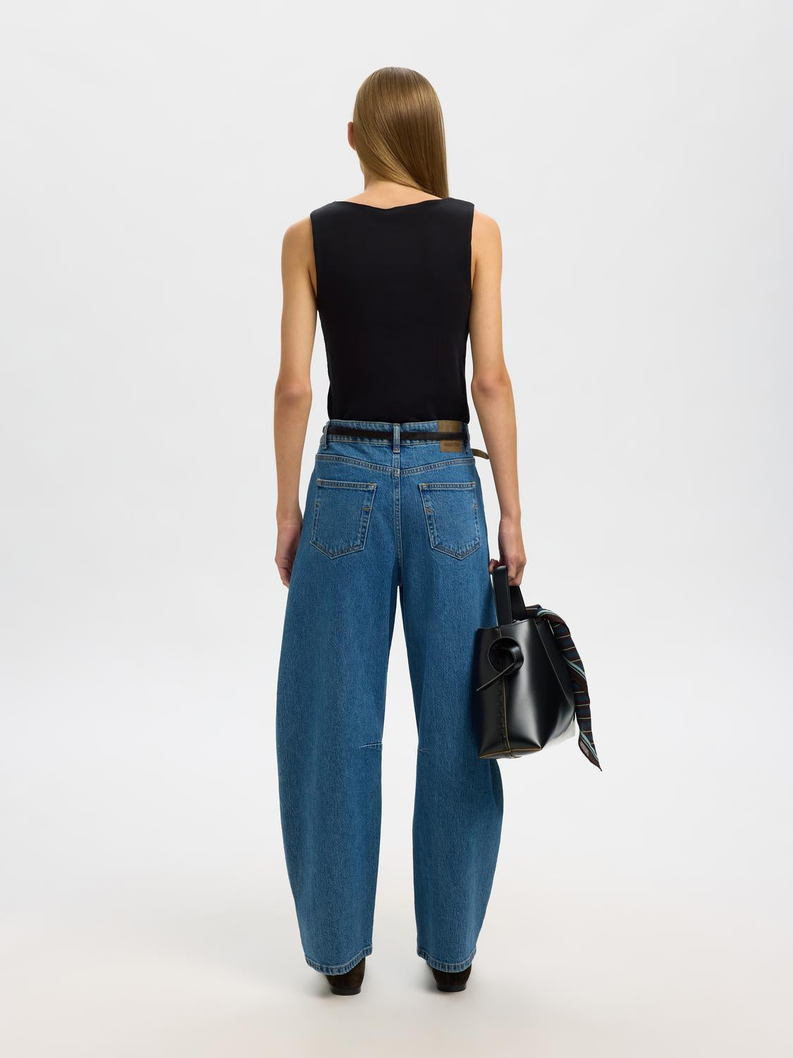 model_shot-back