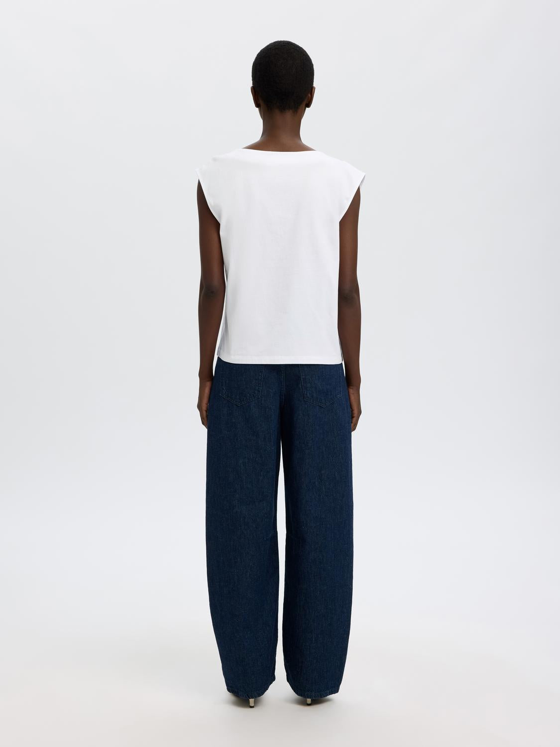 model_shot-back