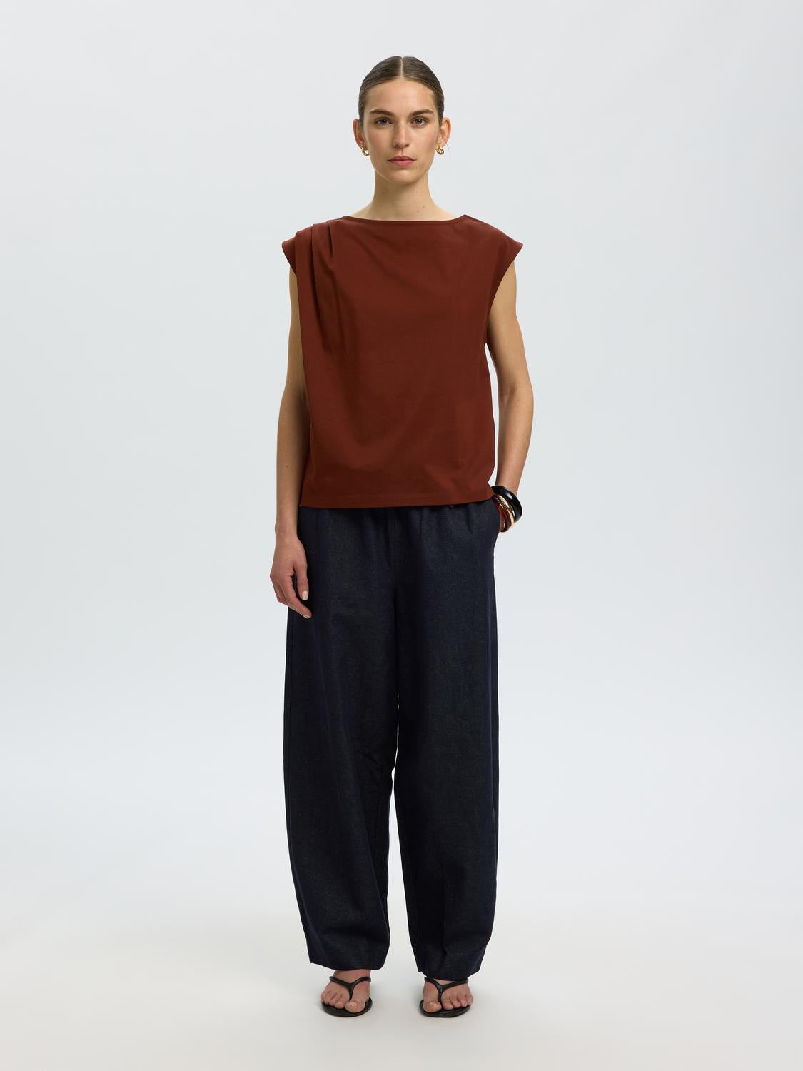 model_shot-front_full