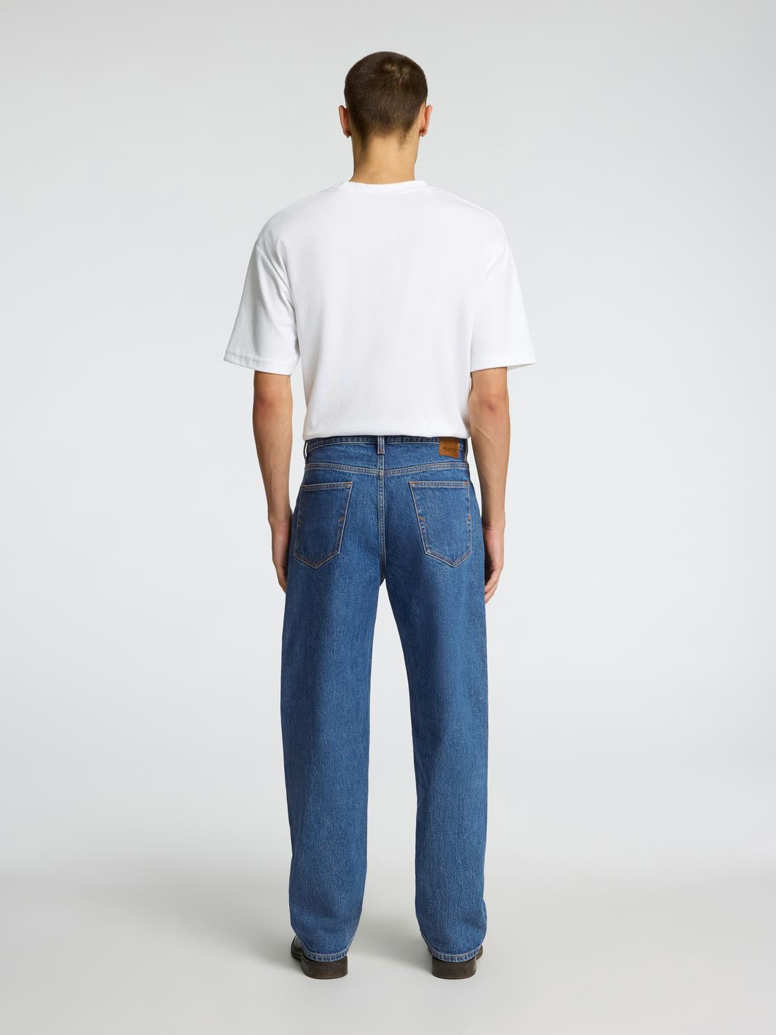 model_shot-back