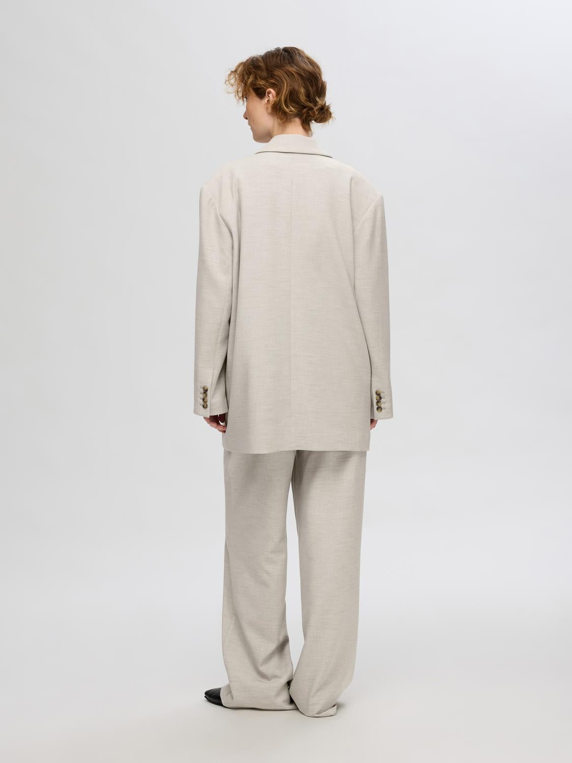 model_shot-back