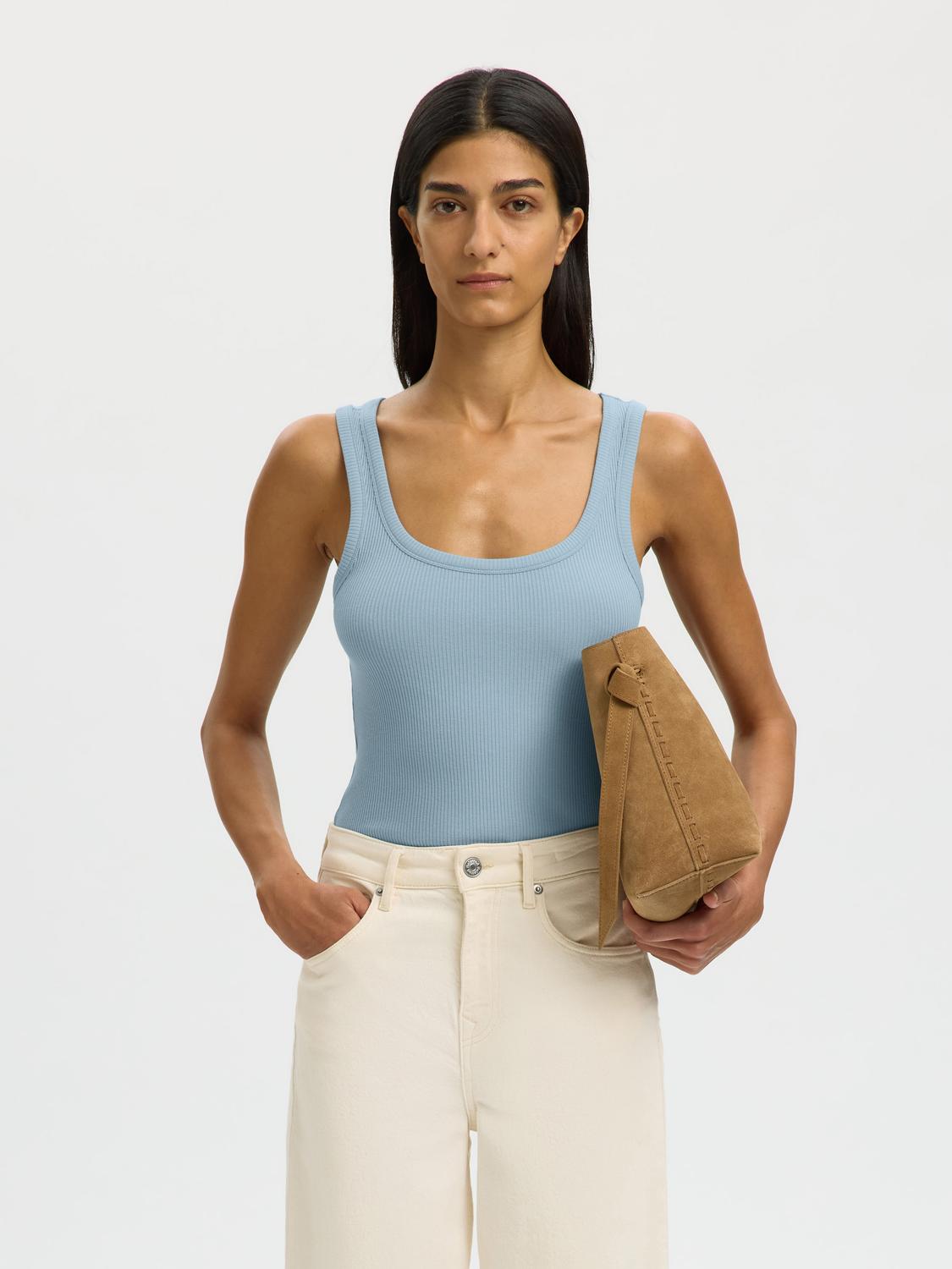model_shot-front