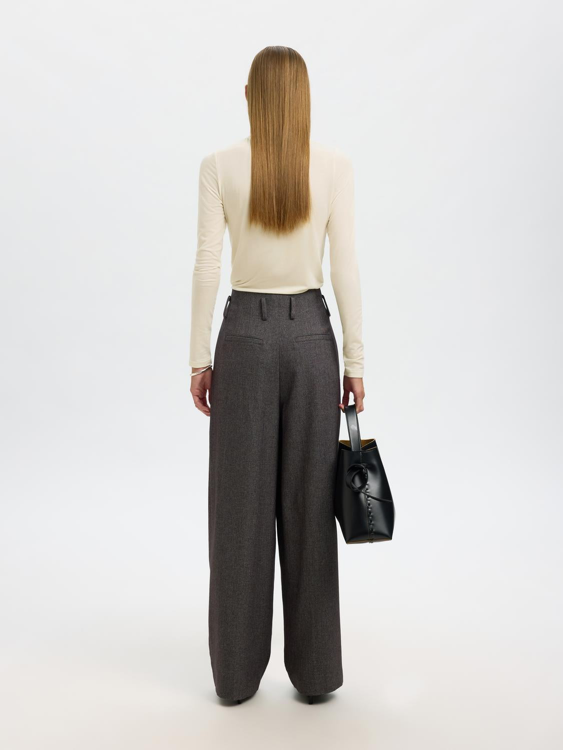 model_shot-back