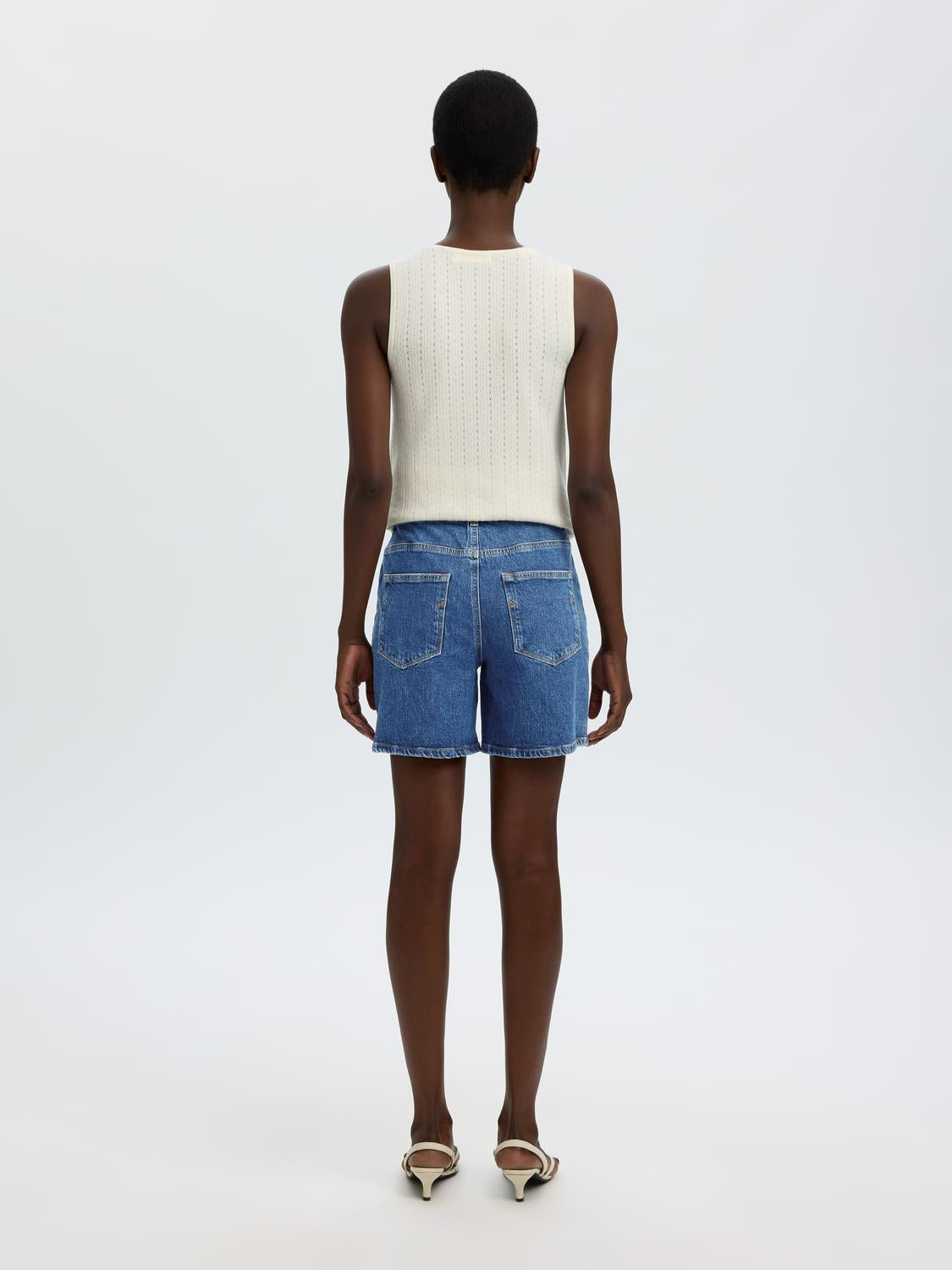 model_shot-back