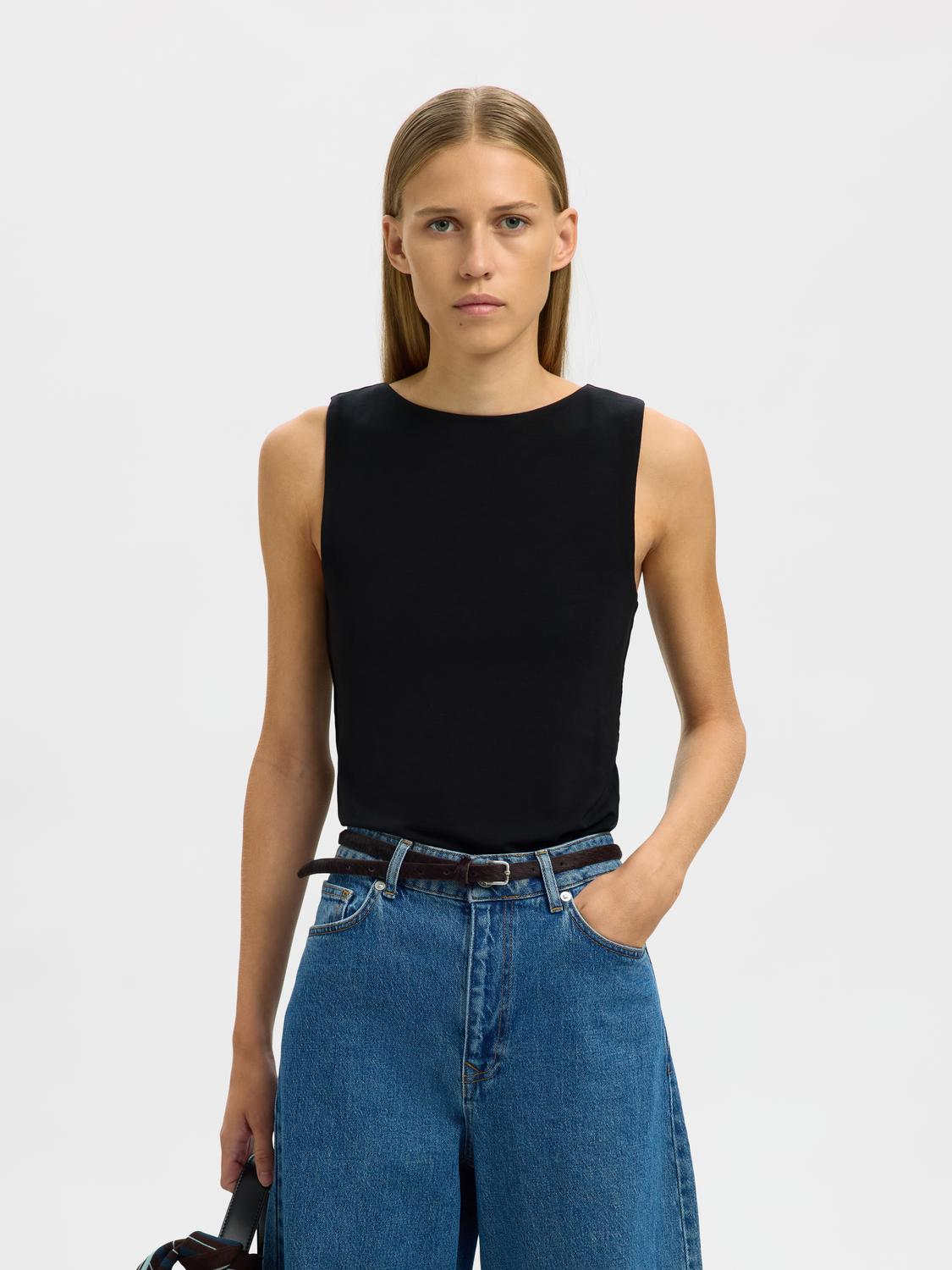 model_shot-front