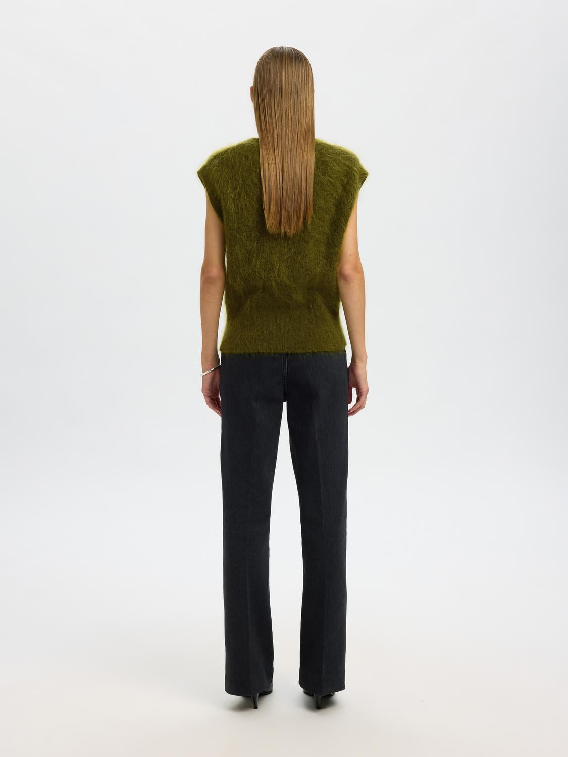 model_shot-back