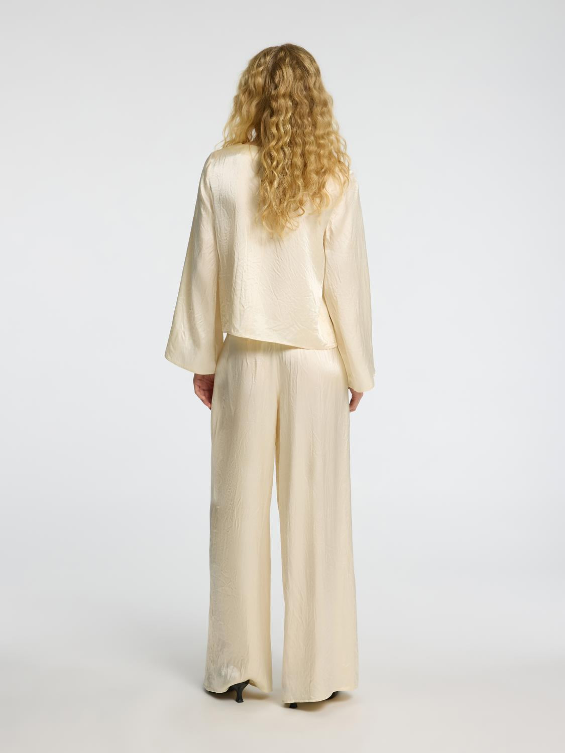 model_shot-back