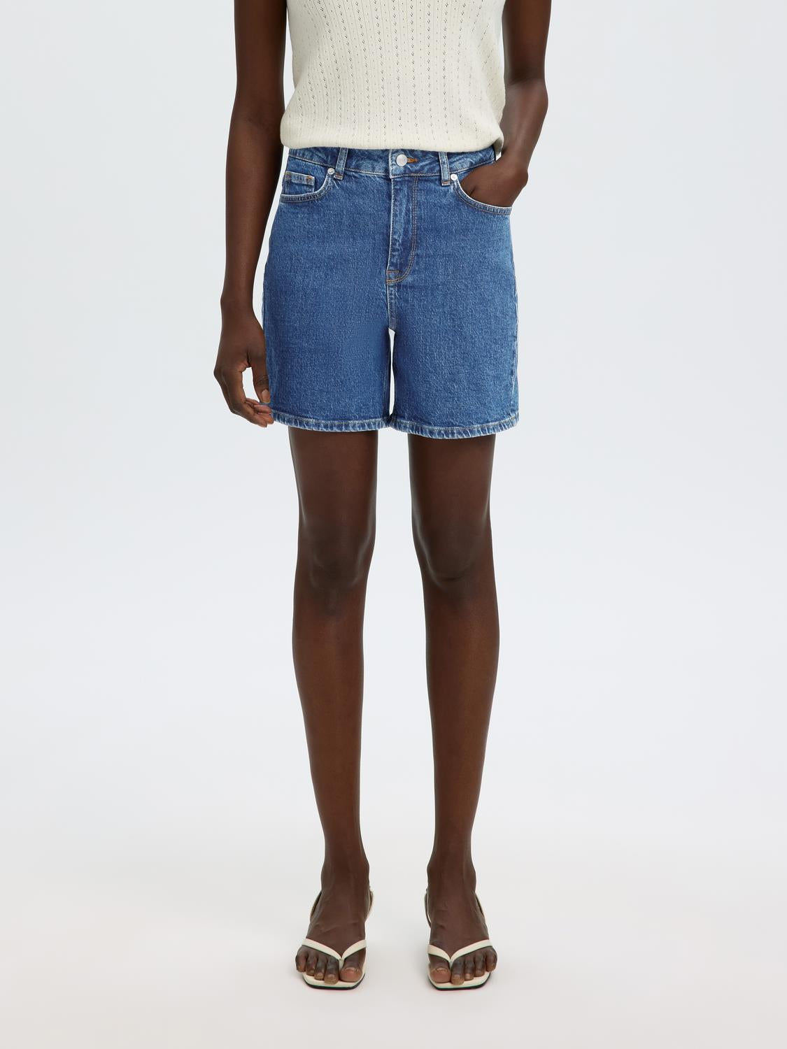model_shot-front