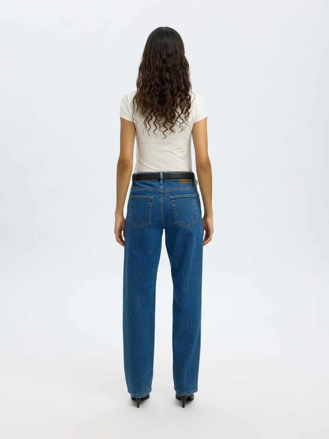 model_shot-back
