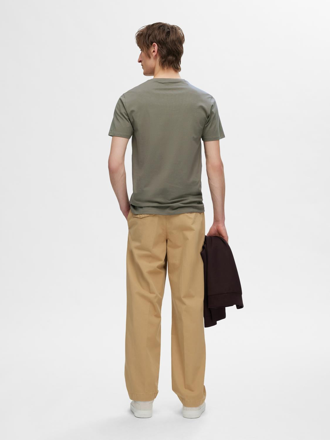 model_shot-back