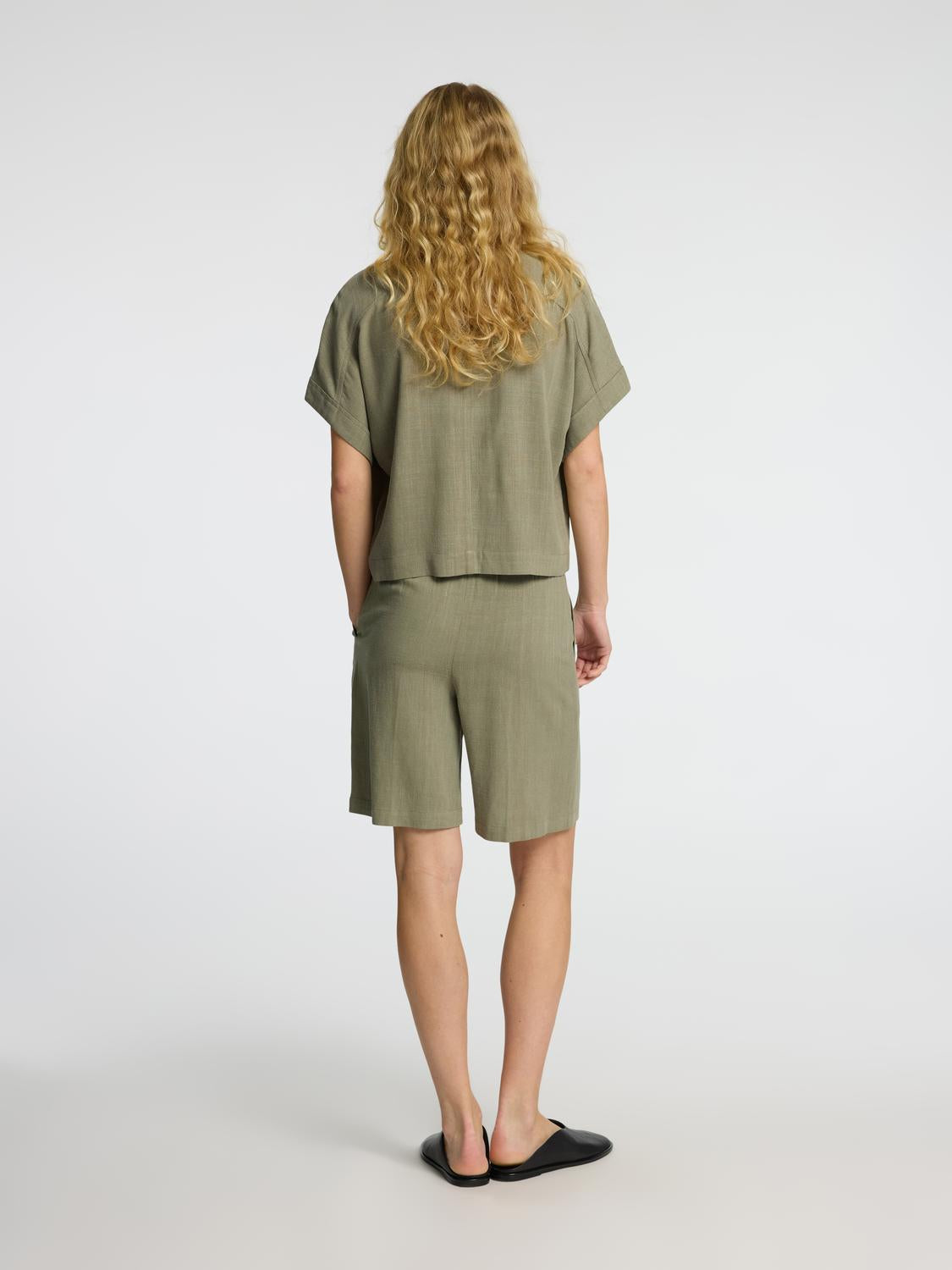 model_shot-back